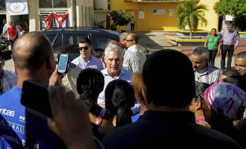 En esta foto de archivo del 14 de noviembre de 2019, el presidente de Cuba, Miguel Díaz-Canel, en el centro, visita a los residentes después de llegar a Caimanera, Cuba. (AP)
