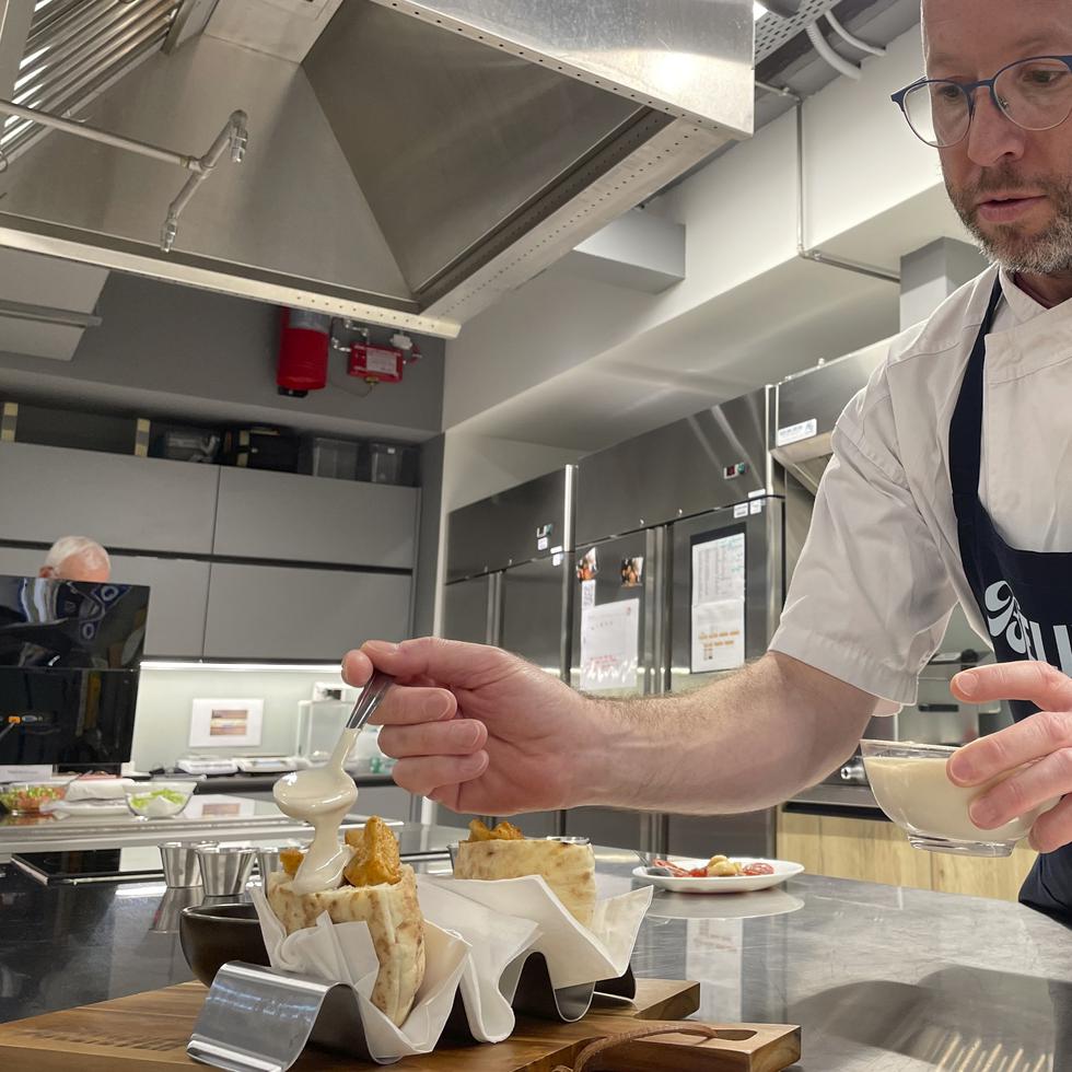 Andres Voloschin, chef de Investigación y Desarrollo de la empresa Believer Meats, trabaja en platillos creados a partir de los productos de la compañía en una cocina experimental.