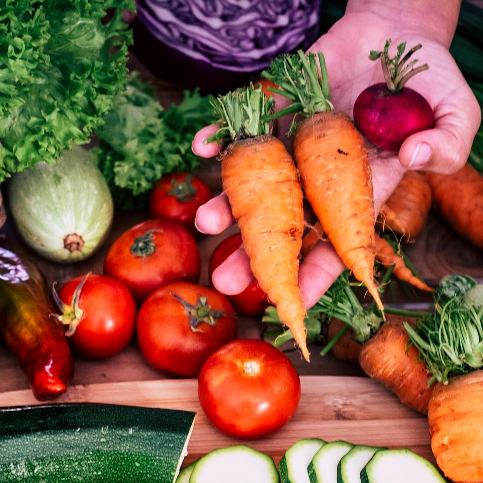 Comer cinco raciones diarias de fruta y verdura es una de las pautas para prevenir el desarrollo del cáncer. (Shutterstock)