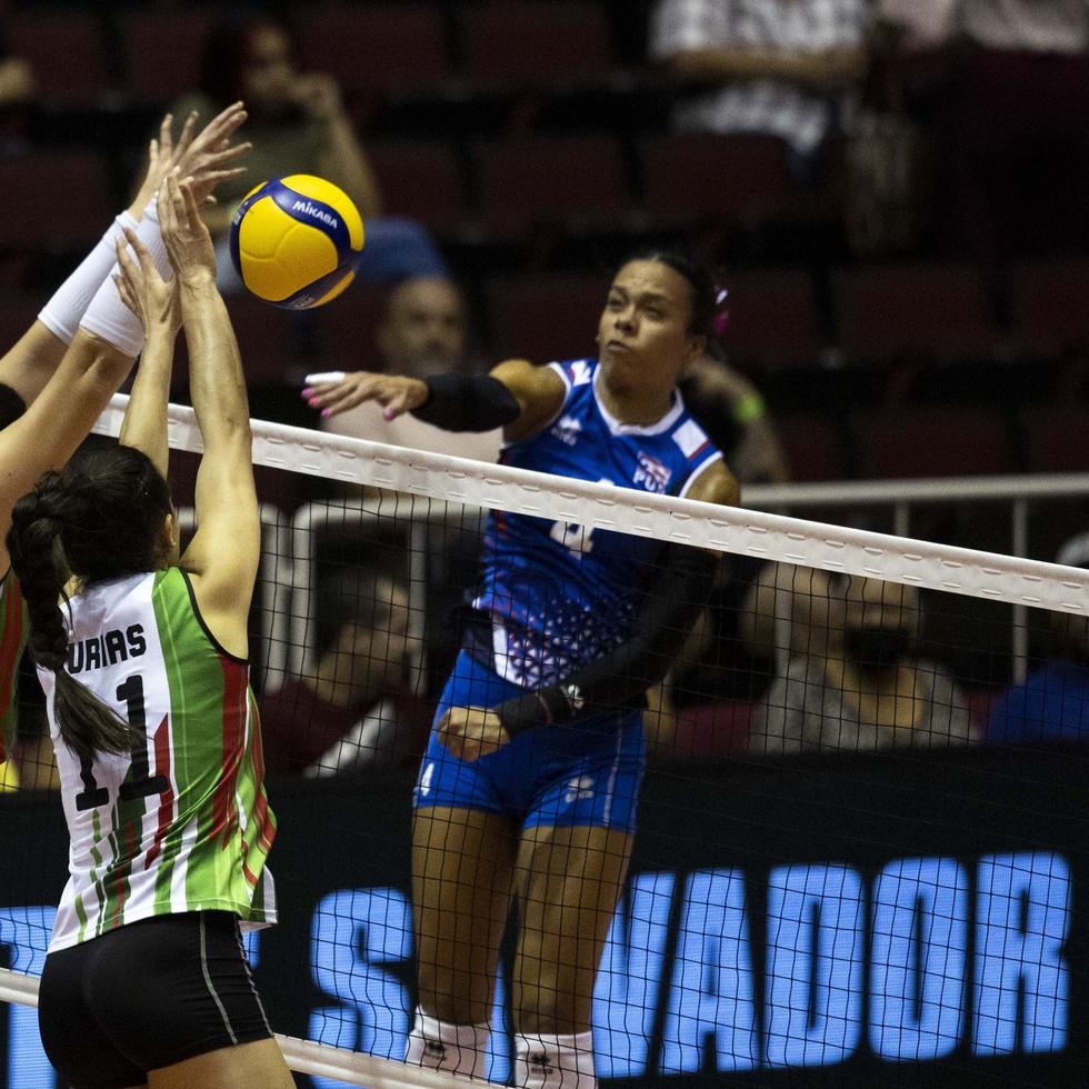 Dariana Hollinsworth, de Puerto Rico, ataca contra la defensa del México durante un partido de la Copa Panamericana de voleibol.