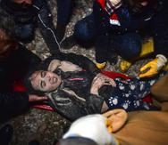 Rescatistas y médicos sacan a una mujer de entre los escombros de un edificio derrumbado en Elbistan, Kahramanmaras, Turquía, un día después del terremoto que estremeció el sureste de ese país el lunes, 6 de febrero de 2023.
