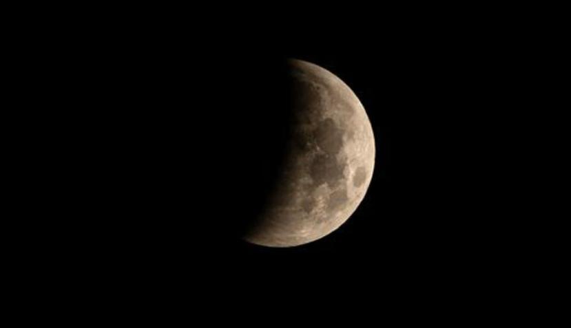 A diferencia de la Tierra, la Luna no cuenta con una atmósfera protectora, por lo que no tiene una defensa natural que detenga o desintegre este tipo de objetos. (EFE)