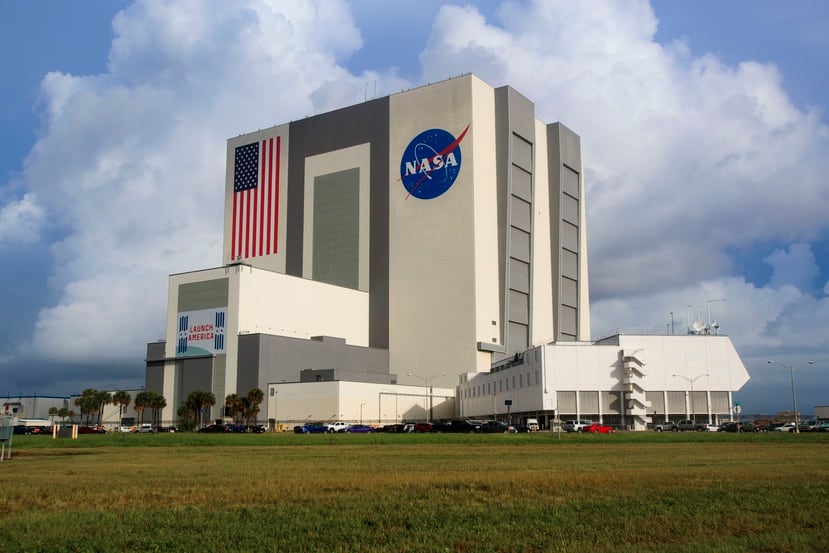 El Centro Espacial Kennedy, ubicado en la isla Merritt, es una de las diez facilidades de campo que la NASA opera y administra.