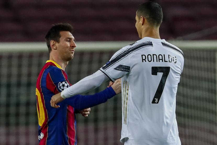 El argentino Lionel Messi, del Barcelona, estrecha la mano del portugués Cristiano Ronaldo, de la Juventus, antes del partido de la Liga de Campeones.