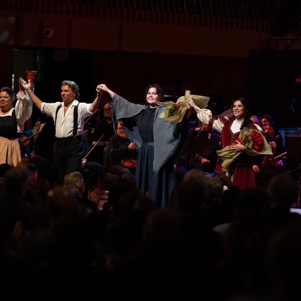 Reciben los aplausos del público que se dio cita en la Sala Sinfónica del CBA de Santurce, desde la izquierda: Ricardo José Rivera, Jo-Anne Herrero, Roberto Alagna, Aleksandra Kurzak y Meechot Marrero.