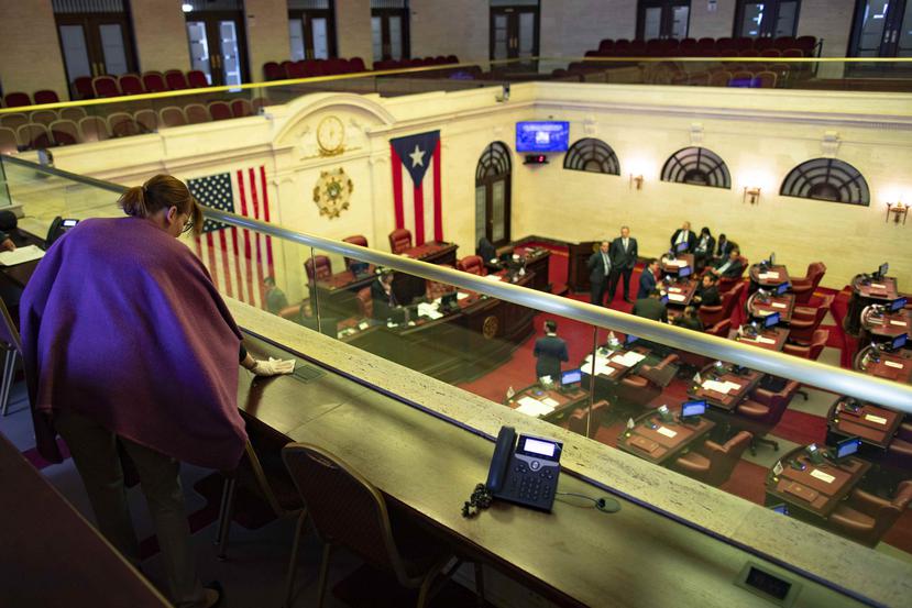 Empleada desinfecta el área de prensa en el hemiciclo del Senado, en el Capitolio.