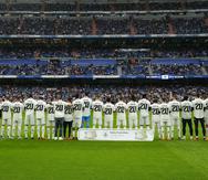 Los jugadores del Real Madrid lucen la camiseta de su compañero Vinicius previo al partido contra el Rayo Vallecano por la Liga de España este miércoles.