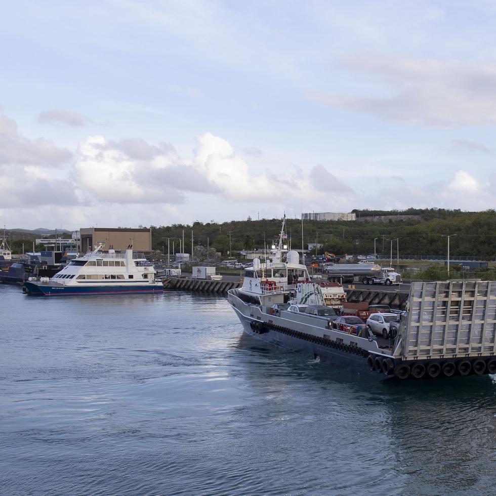 Una barcaza que da servicio a Vieques a su llegada a Ceiba.