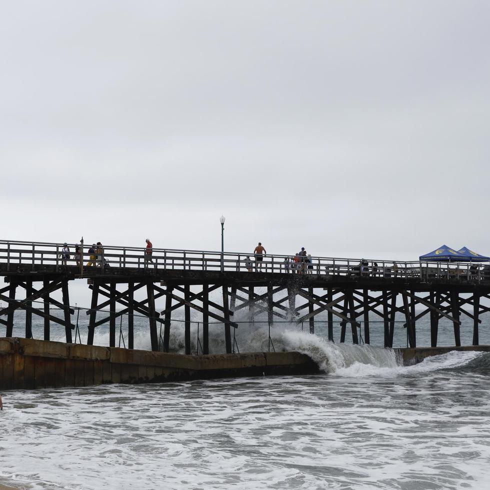 Las olas chocan contra un muelle en Seal Beach, California, este 19 de agosto de 2023. EFE/EPA/Caroline Brehman