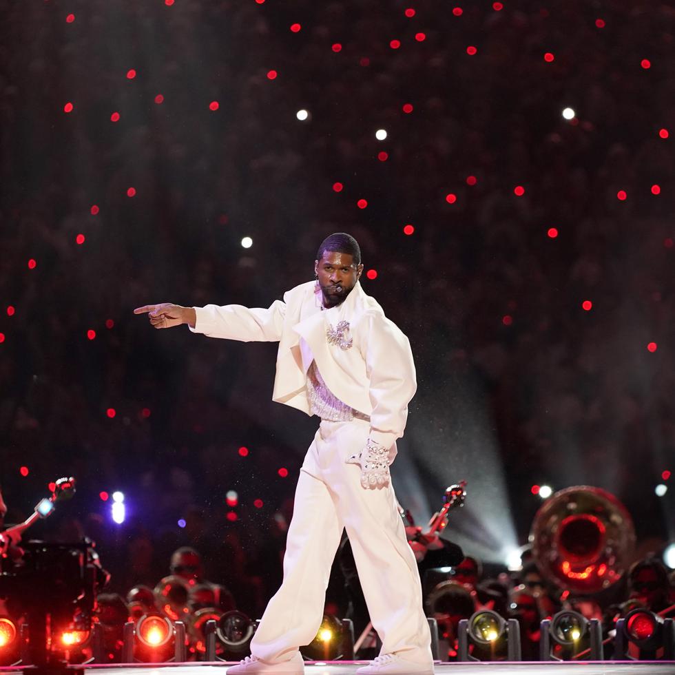 Usher apareció en el Allegiant Stadium de Las Vegas para el espectáculo de medio tiempo del Super Bowl 58 de la NFL entre los 49ers de San Francisco y los Chiefs de Kansas City.