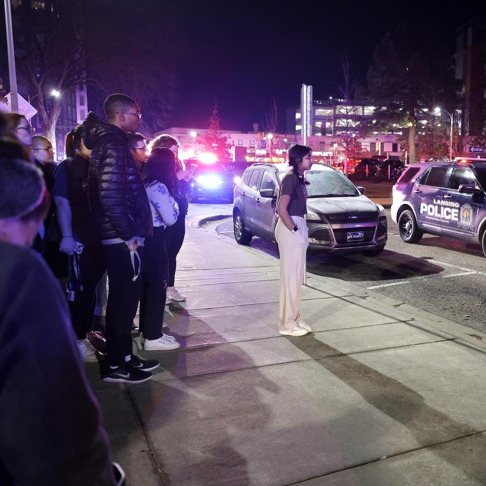 Los estudiantes reciben instrucciones de la policía en el campus de la Universidad Estatal de Michigan después de que se levantó una orden de refugio en el lugar la madrugada del martes 14 de febrero de 2023.