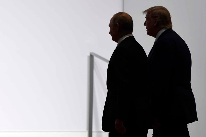 En esta foto del 28 de junio del 2019, el presidente estadounidense Donald Trump (derecha) y el presidente ruso Vladimir Putin (izquierda) caminan para posar para una foto en la cumbre del G20 en Osaka, Japón. (Archivo / AP)