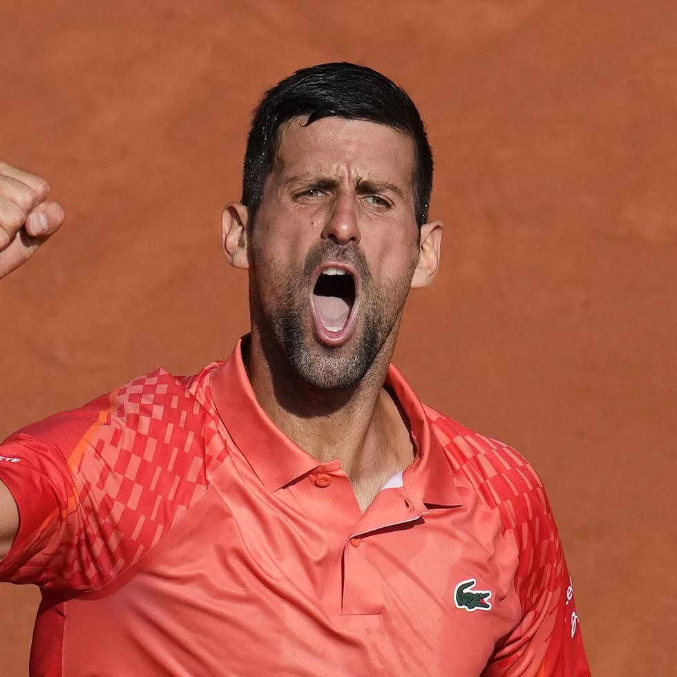 El serbio Novak Djokovic celebra con el puño cerrado después de ganar un punto en contra del español  Carlos Alcaraz, hoy durante su partido de semifinales del Abierto de Francia, en el estadio Roland Garros, en París.