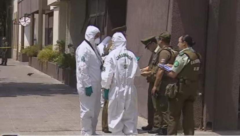 Personal de la Policía científica de Chile trabaja en el portal del edificio desde donde cayó el menor de 5 años. (Captura Vídeo)