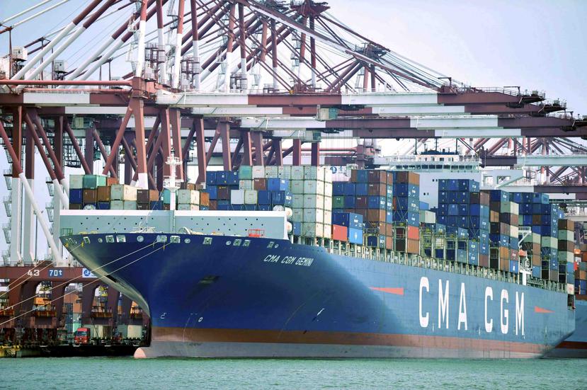 Un barco con contenedores de mercancía, atracado en un puerto en Qingdao, en la provincia de Shandong, en el este de China. (AP)