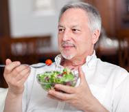 Los problemas de alimentación en el adulto mayor pueden afectar negativamente su estado de salud y su longevidad. (Shutterstock)