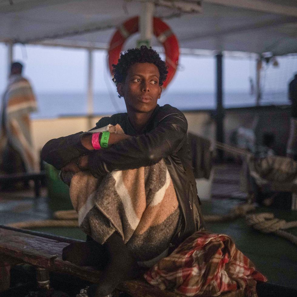 Foto Archivo. Inmigrante en un barco en el Mediterráneo.