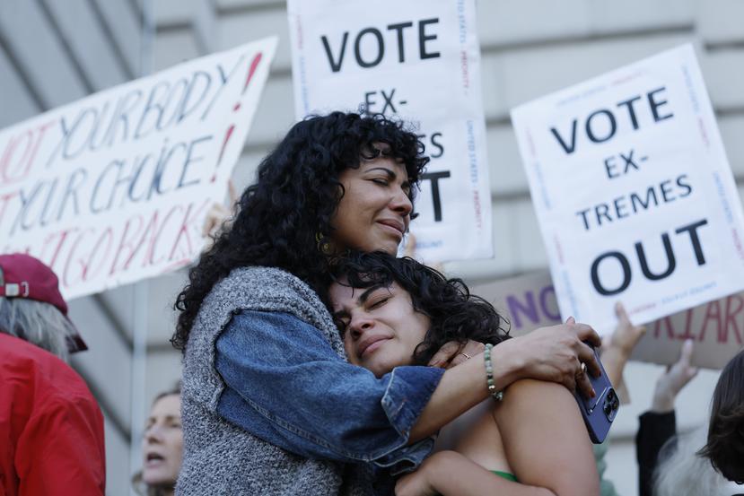 Foto de archivo muestra a Mitzi Rivas, a la izquierda, abrazando a su hija Maya Iribarren durante una protesta a favor del derecho al aborto, frente al Ayuntamiento en San Francisco, tras el fallo de la Corte Suprema que anuló la decisión del caso Roe vs. Wade.
