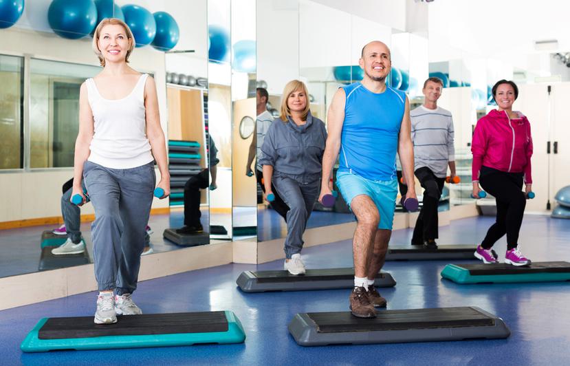 Los “step-ups” (ejercicios de cambios de nivel) trabajan los músculos de las piernas y los glúteos.