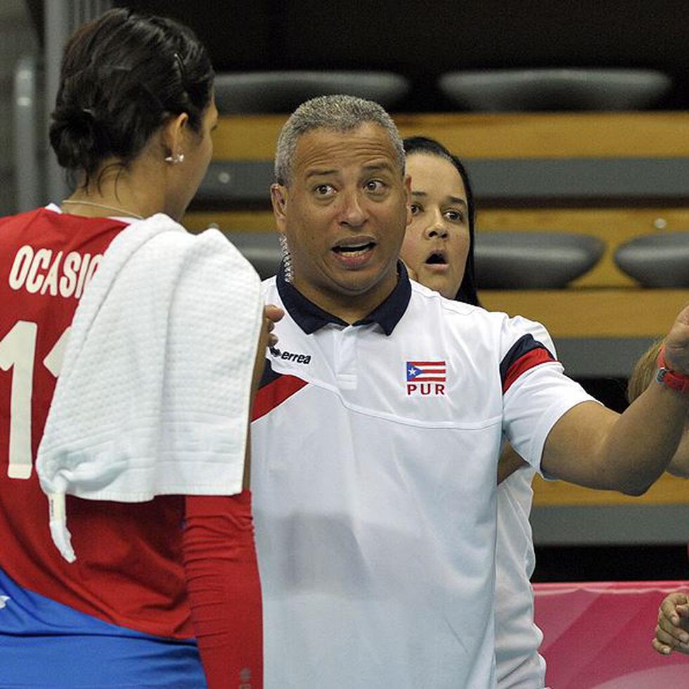 En esta foto de archivo, Juan Carlos Núñez habla con parte del equipo que representó a Puerto Rico en las Olimpiadas de Río 2016.