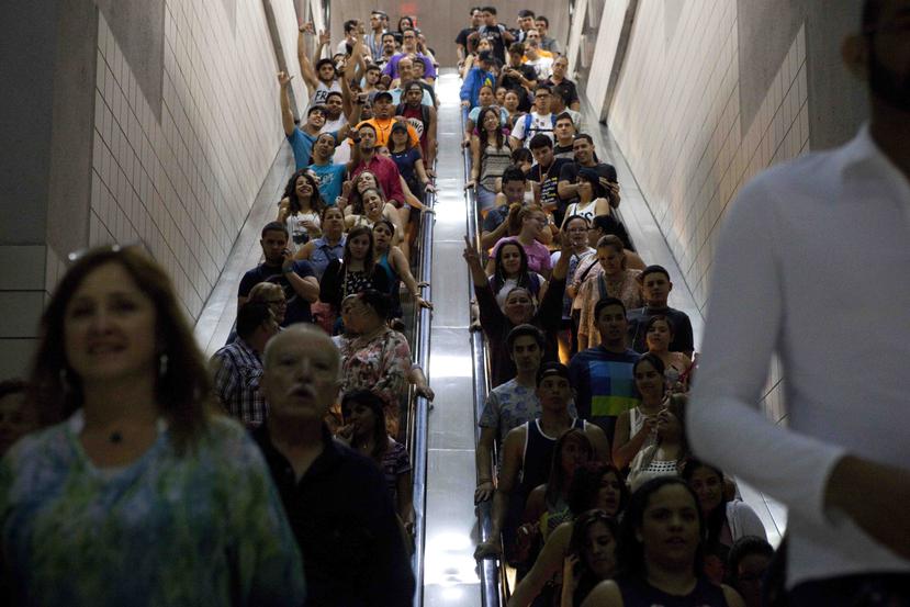 Imagen de archivo de ciudadanos llegando hasta la estación de Sagrado Corazón para tomar las guaguas de transporte directo hacia el Viejo San Juan. (GFR Media)