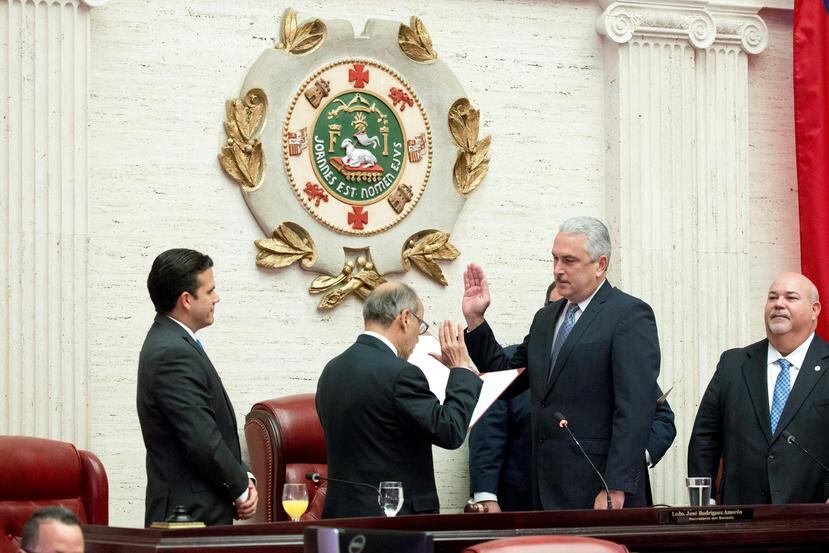 El gobernador Ricardo Rosselló Nevares observa mientras el senador Thomas Rivera Schatz jura como presidente del cuerpo legislativo. Rivera Schatz ya presidió el Senado del 2009 al 2012.
