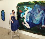 Isabella Mellado junto a una delas obras que se exhibirá en la exposición que se presenta en la galería Walter Otero Contemporary Art.