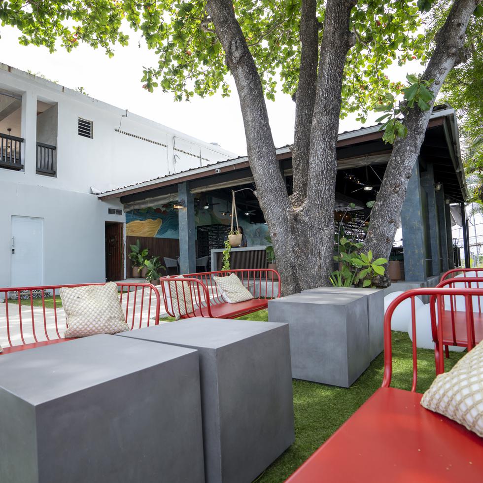 Fachada exterior y patio del Restaurante La Terraza ubicado en la calle Marginal C-1 en Costa de Oro, en Dorado.