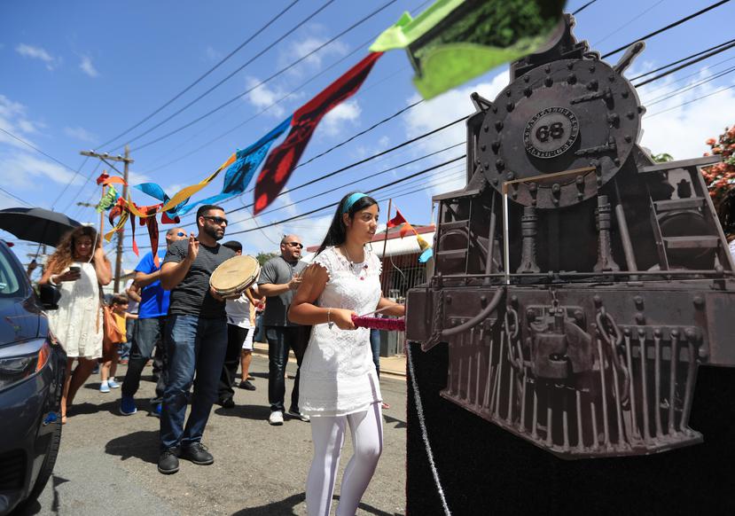 La comunidad santurcina se involucró en la confección de los banderines y las carrozas, una de las que representaba el tren que paraba en Trastalleres. La música a son de pleneras no faltó.