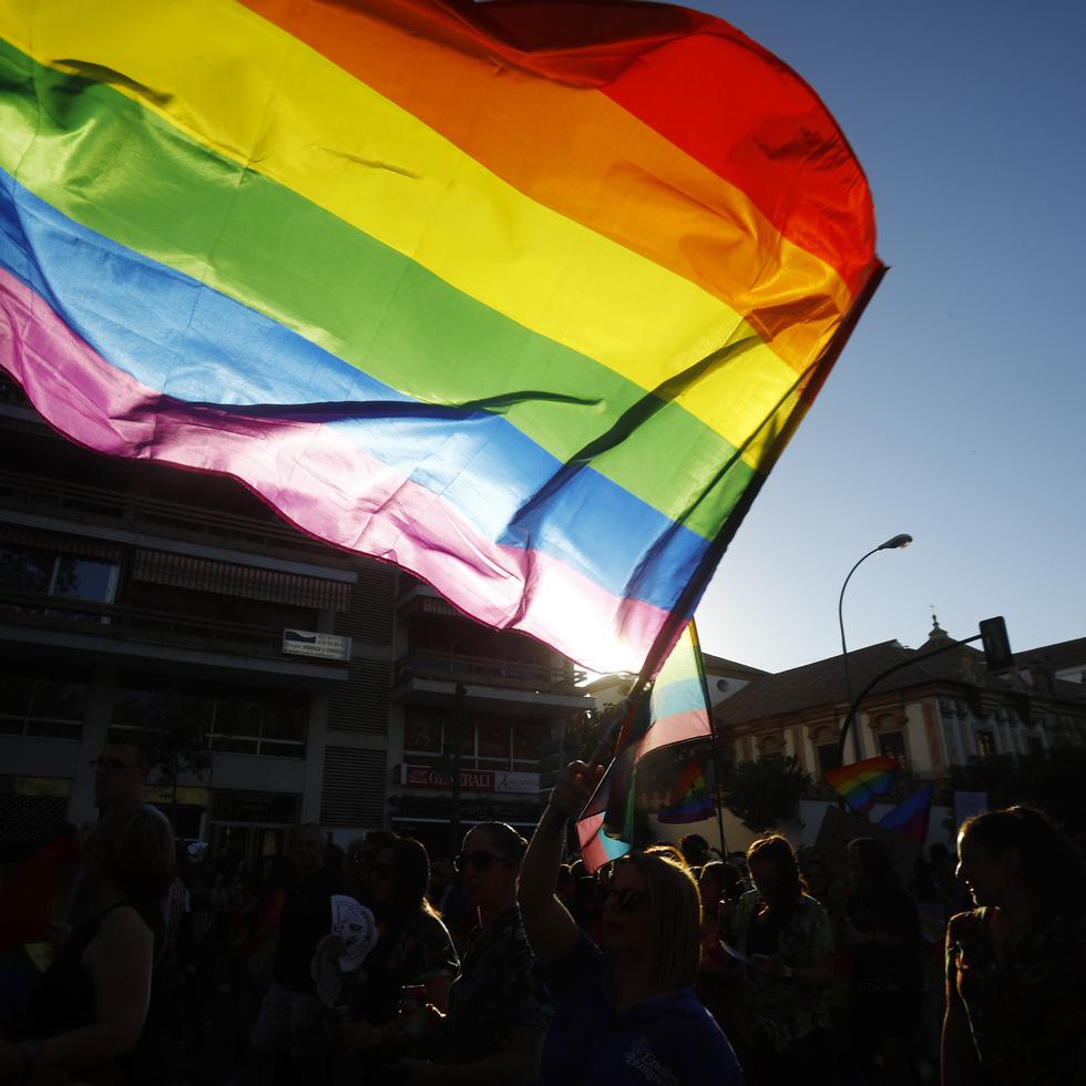 Foto de archivo muestra una bandera que visibiliza a los colectivos gay, lesbiana, trans, bisexual, queer y asexual, entre otros.