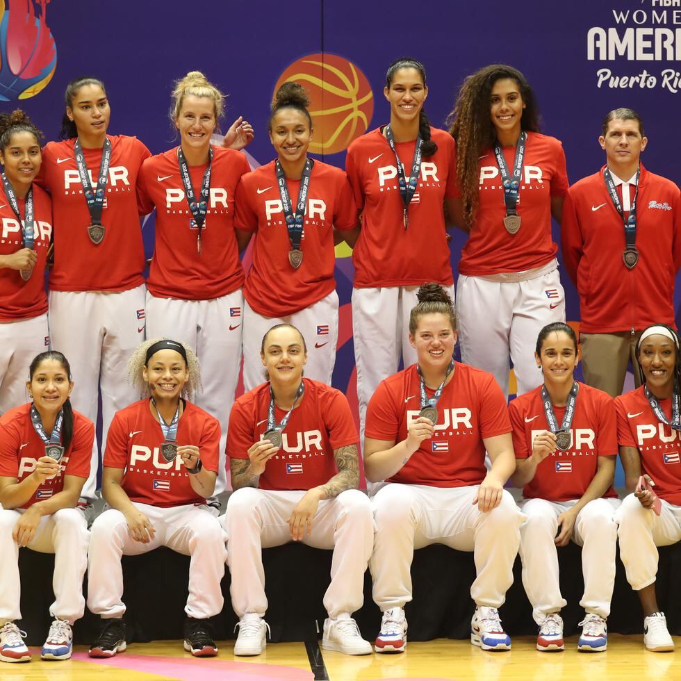 La Selección femenina posa con la medalla de plata de la AmeriCup.
