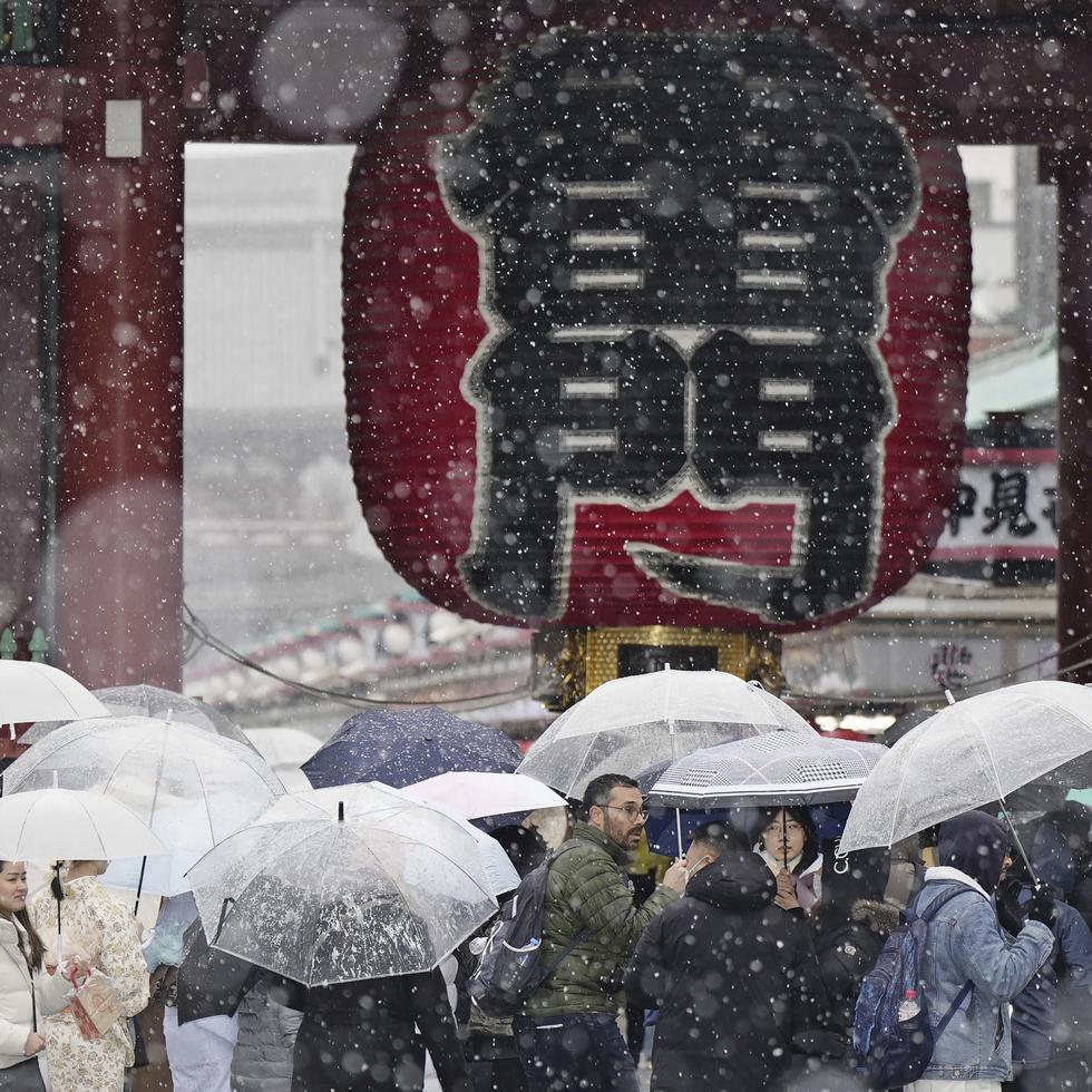 Un grupo de personas visita el templo Sensoji, en el distrito de Asakusa en Tokio, en plena nevada el lunes 5 de febrero de 2024.