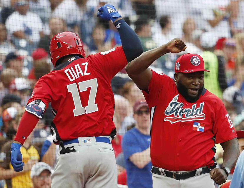 David Ortiz celebra con Yusniel Díaz, de los Dodgers de Los Ángeles, quien conectó un cuadrangular en el juego de Futuras Estrellas de las Grandes Ligas. (AP / Alex Brandon)