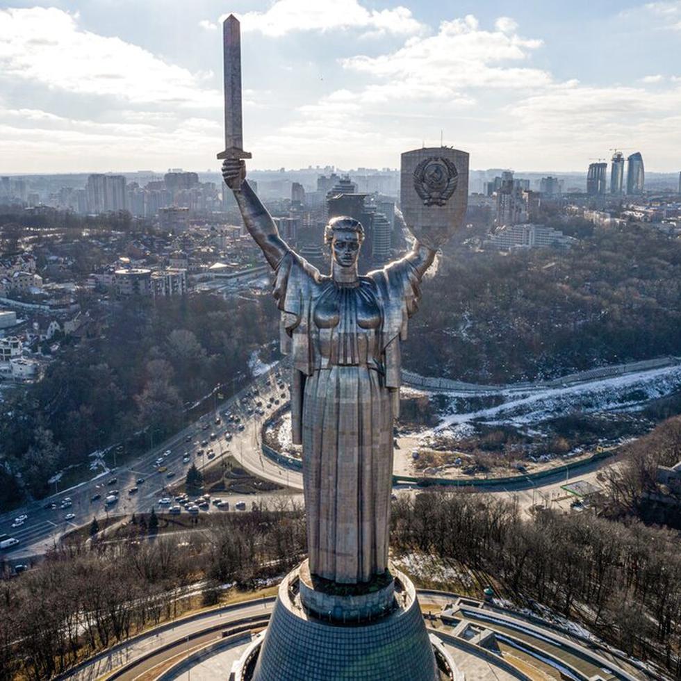 Vista de la Estatua de la Madre Patria en Kiev, Ucrania, el 13 de febrero de 2022.