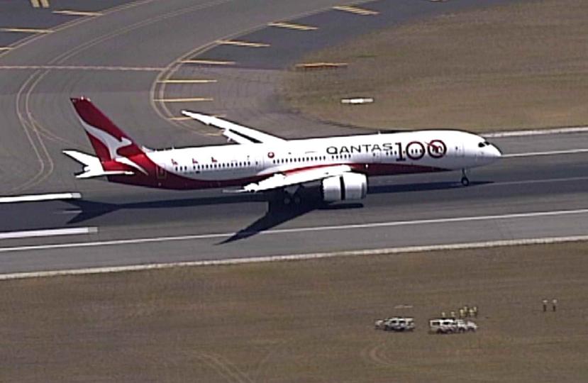 En esta imagen tomada de un video, un Boeing 787 Dreamliner de la aerolínea Qantas aterriza en el aeropuerto de Sydney. (Australia Pool via AP)