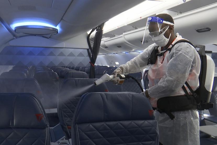 Melaku Gebermariam desinfecta los asientos de un avión de Delta el 22 de julio del 2020 en el aeropuerto Ronald Reagan de Washington.
