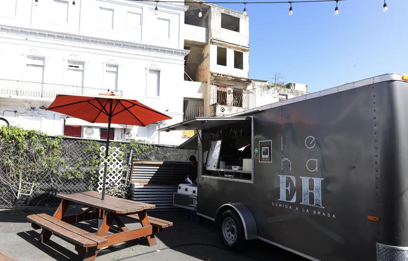 Leña Eh Food Truck está localizado en un costado del Miramar Food Truck Park en San Juan.

