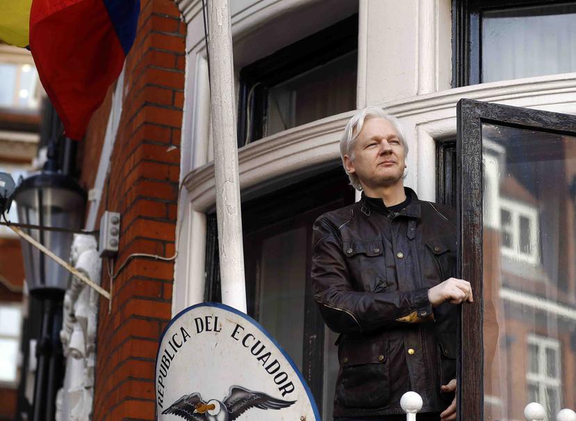 La foto de archivo de 2017 muestra a Julian Assange en la embajada ecuatoriana en Londres. (AP)