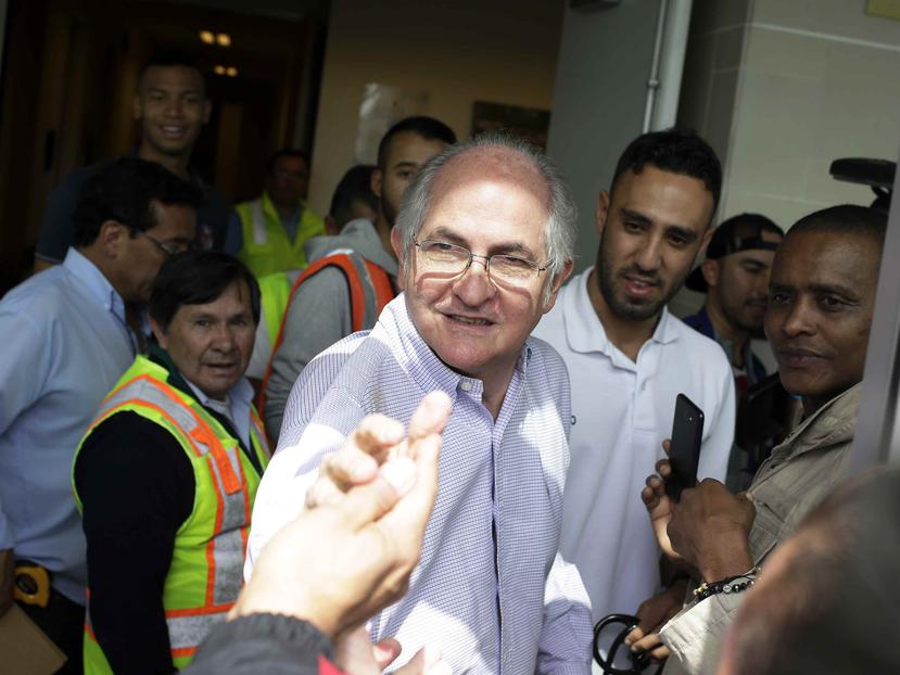El alcalde de Caracas Antonio Ledezma saluda a un periodista en el aeropuerto internacional El Dorado en Bogotá, Colombia. (AP)