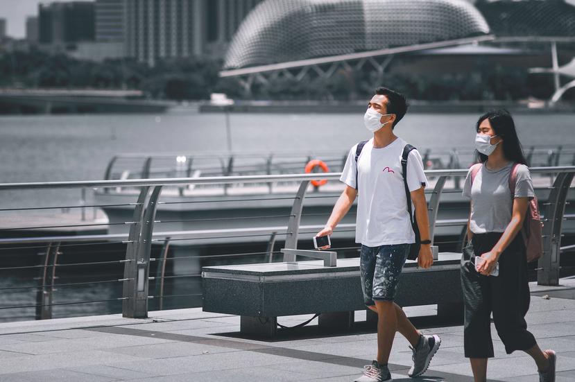 Turistas en Singapur utilizan máscaras al visitar la ciudad. (Victor He/Unsplash)