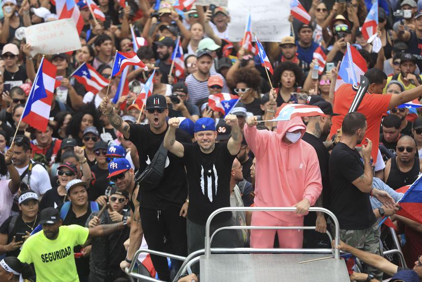René Pérez (al centro) y Bad Bunny (derecha) lideraron las manifestaciones en las que se pedía la renuncia de Ricardo Rosselló. (Archivo / GFR Media)