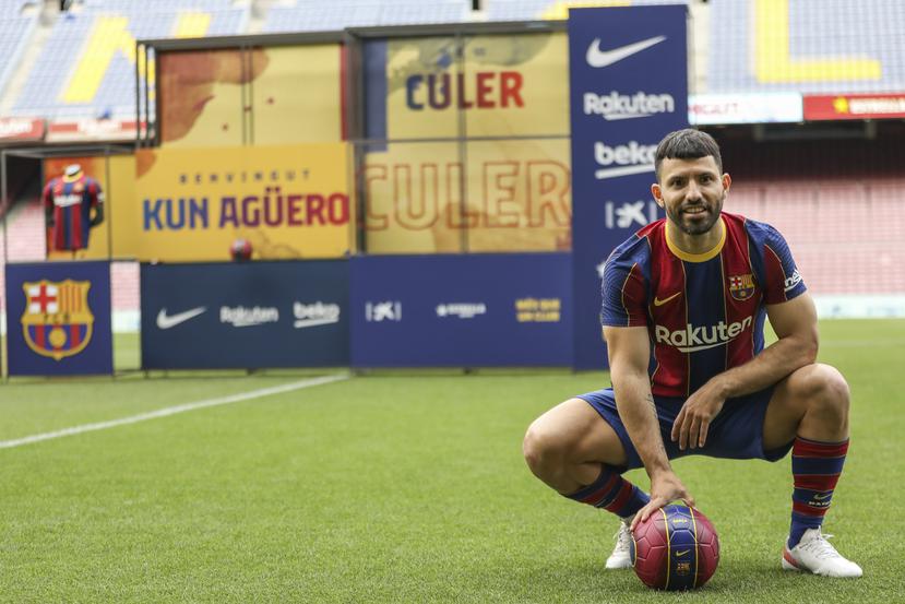 El delantero argentino Sergio "Kun" Agüero posa al ser presentado como nuevo jugador del Barcelona, el lunes 31 de mayo de 2021.