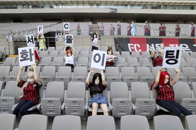 Maniquíes fueron instalados en los asientos vacíos en el encuentro en el FC Seúl y el Gwangju FC. (AP)