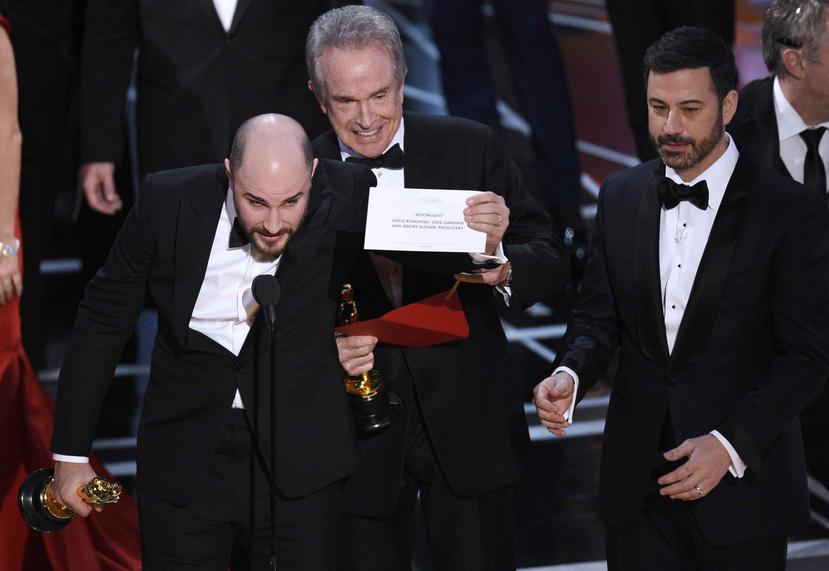 El momento en que el productor de "La La Land" anuncia que "Moonlight" era la película ganadora. (AP)