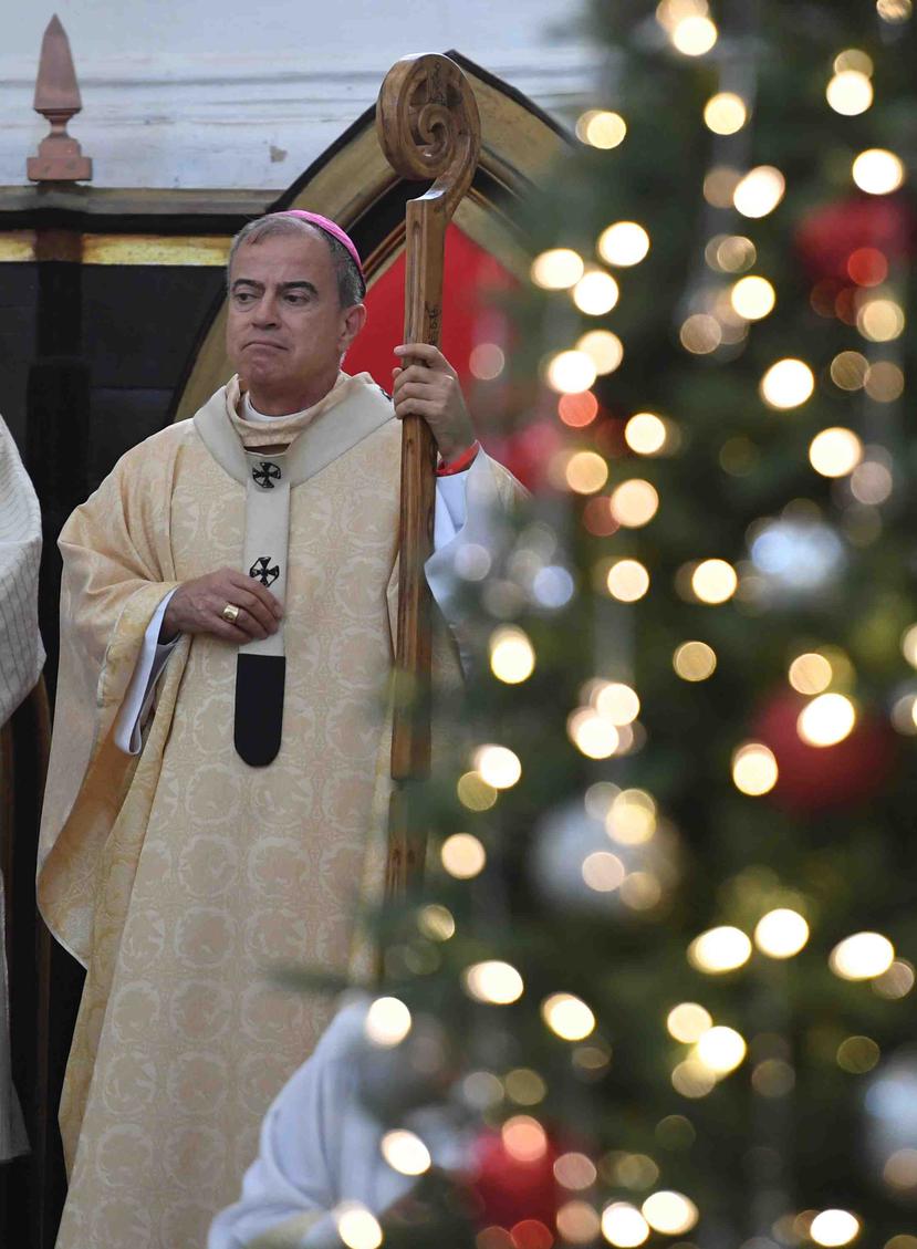 El monseñor Roberto González Nieves durante la misa de Navidad.