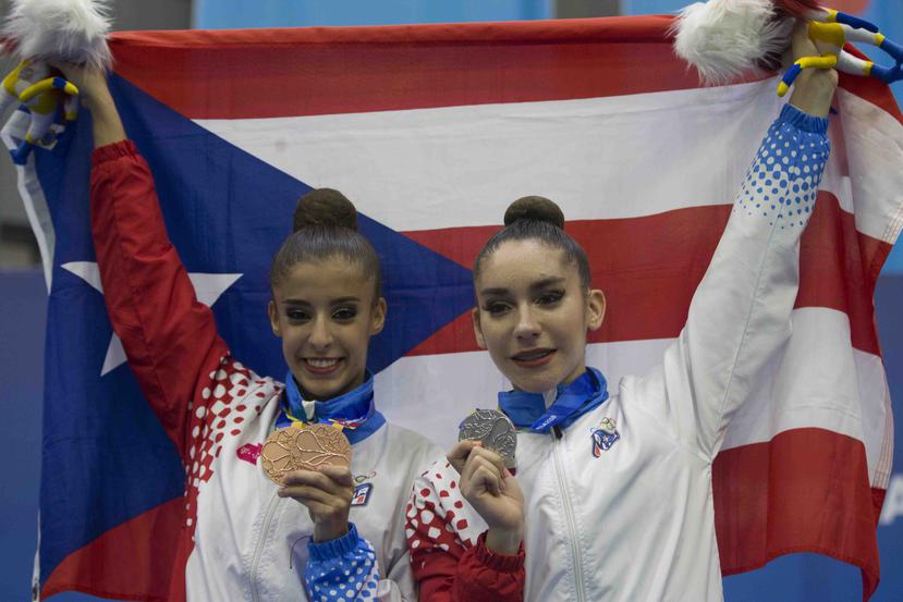 Giuliana Cusnier (izq.) y Ana Patricia Aponte muestran las medallas que capturaron en la gimnasia rítmica.