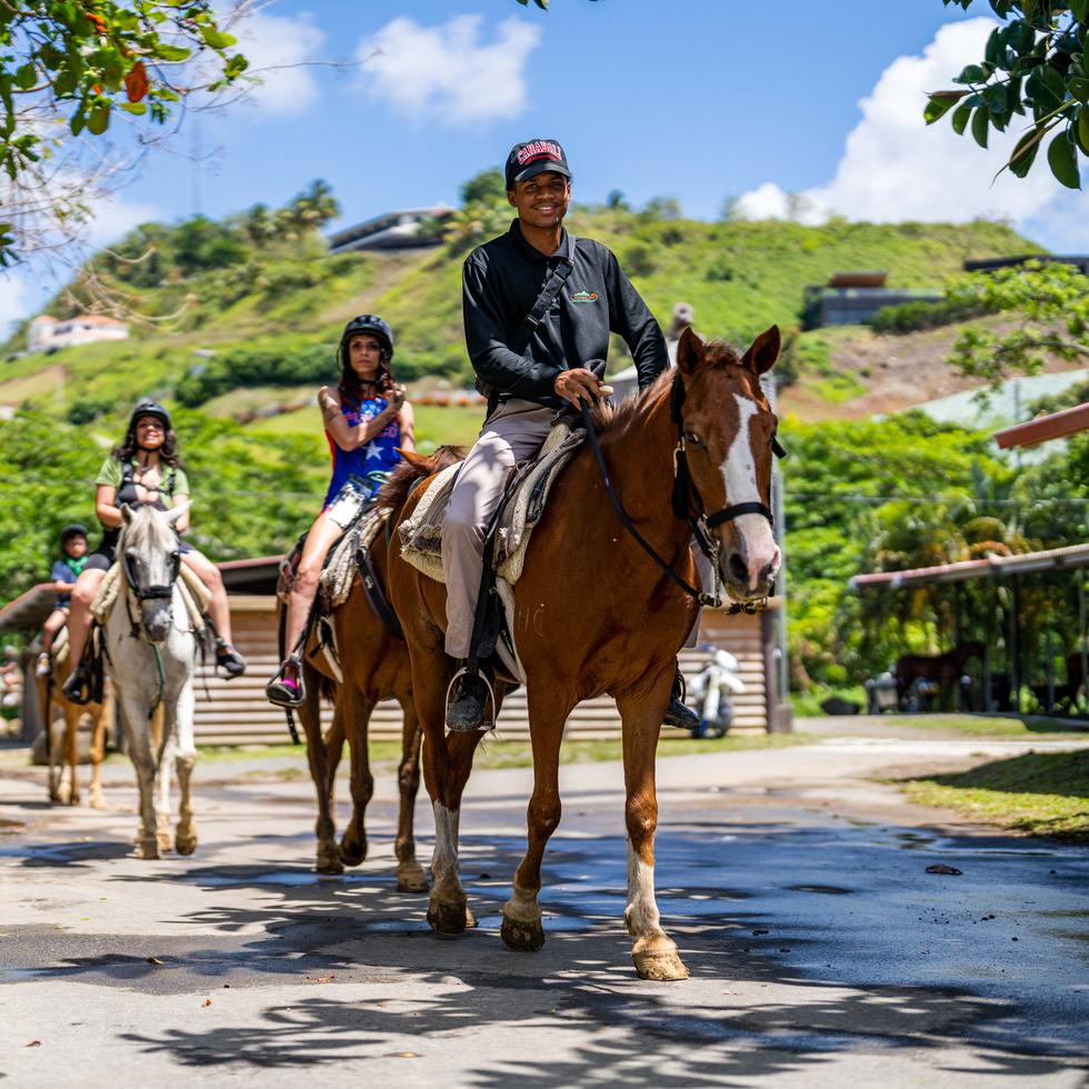 Montar a caballo es una de las actividades que puede disfrutar toda la familia en Carabalí Rainforest Park.