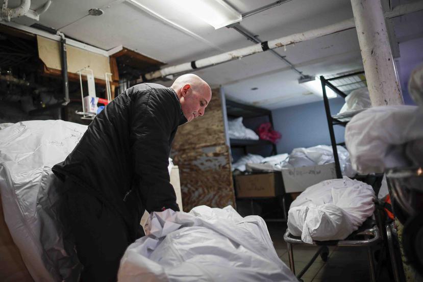Pat Marmo revisa los cuerpos almacenados en su funeraria Daniel J. Schaefer en Brooklyn. (AP)