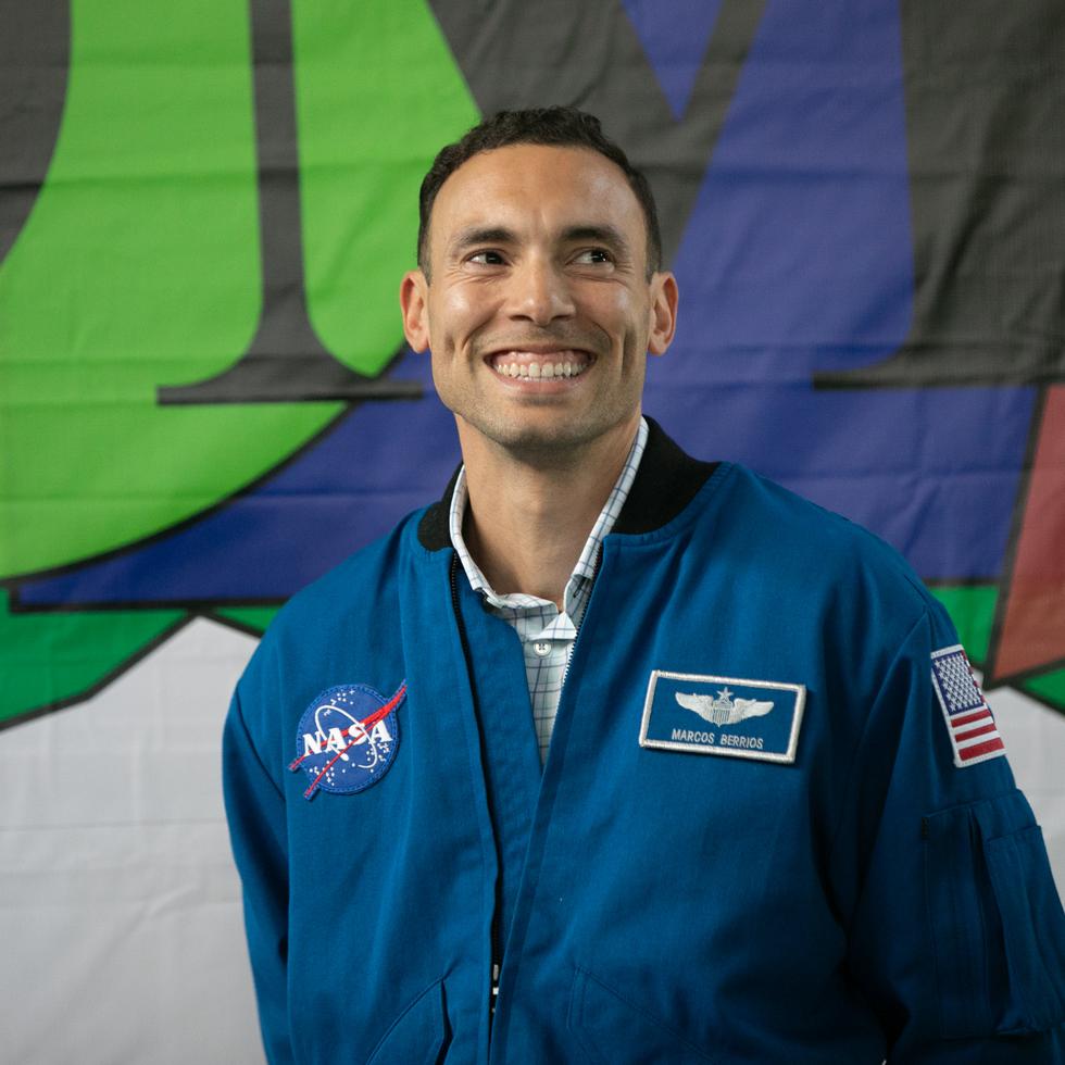 Berríos Roldán, de 40 años, se convirtió el 4 de marzo en astronauta de la NASA con la oportunidad de ir, en los próximos años, a la EEI y ser el primer boricua en pisar la Luna.