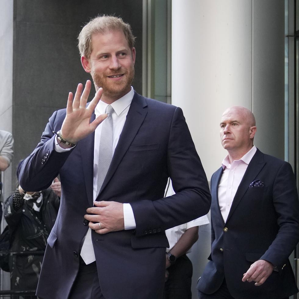 El medio británico "Express" dio a conocer el pasado 4 de agosto que en la página del Palacio de Buckingham se seguían refiriendo al duque como "alteza real", cosa que fue replicada por múltiples medios de Reino Unido. (Foto AP/Kin Cheung)
